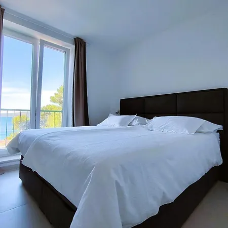 Right On Beach In Marisbella Vila *