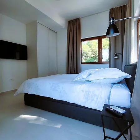 Right On Beach In Marisbella Vila